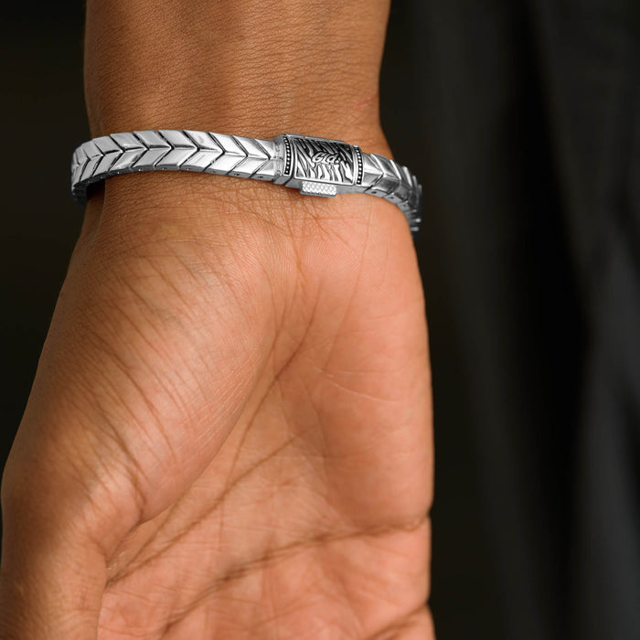 Defined Herringbone Bracelet in White Gold - 7mm